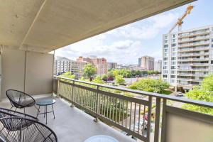 アーリントンにあるStylish Apt Near Metro w Gym - Close to DCの市街の景色を望むバルコニー(椅子付)