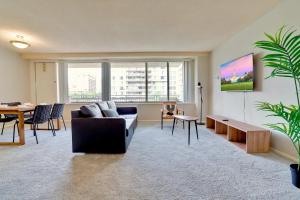 アーリントンにあるStylish Apt Near Metro w Gym - Close to DCのソファとテーブルのあるリビングルーム