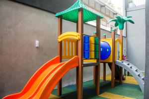 a playground with a slide in a building at Estudio OXYGEN 34 Curitiba in Curitiba