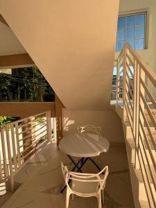 Balkón nebo terasa v ubytování 360 Rokview 2BR Second-Floor Suite + 6 fotografií