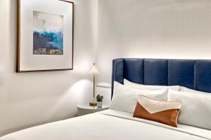 En eller flere senge i et værelse på Omni Fort Lauderdale Hotel + 13 billeder