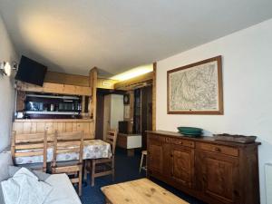 a room with a kitchen and a dining room at Résidence Nova 3 - Appartement 2 pièces 6 personnes proche des pistes MAE-2143 in Arc 1800