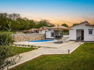 La alberca dentro o cerca de House Prenc