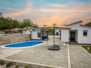 La alberca dentro o cerca de House Prenc