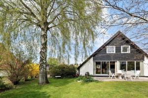 ein schwarzweißes Haus mit einem Baum in der Unterkunft M374 Gedser - Birkevej 3 in Gedser