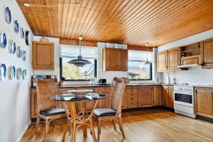 eine Küche mit einem Tisch und Stühlen darin in der Unterkunft M374 Gedser - Birkevej 3 in Gedser