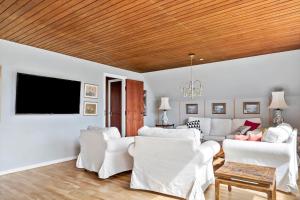 ein Wohnzimmer mit weißen Möbeln und einem Flachbild-TV in der Unterkunft M374 Gedser - Birkevej 3 in Gedser