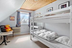ein Schlafzimmer mit zwei Etagenbetten und einem Schreibtisch in der Unterkunft M374 Gedser - Birkevej 3 in Gedser