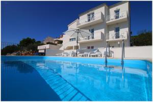 Swimmingpoolen hos eller tæt på Apartments HULJEV