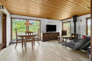 ein Wohnzimmer mit Tisch und Fernseher in der Unterkunft L38 Rødby - Lærkevænget 10 in Rødby