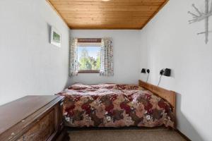 ein Schlafzimmer mit einem Bett und einem Fenster in der Unterkunft L38 Rødby - Lærkevænget 10 in Rødby