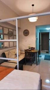 Ένα ή περισσότερα κρεβάτια σε δωμάτιο στο Primeworld District with Balcony near Mactan Airport