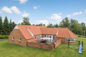 a house with an orange roof on a yard at M386-Vaeggerlose-Skarntydevej-27 in Bøtø By