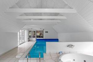 a swimming pool in a white room with a bath tub at M386-Vaeggerlose-Skarntydevej-27 in Bøtø By