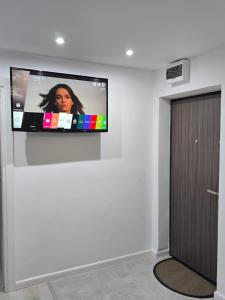 Μια τηλεόραση ή/και κέντρο ψυχαγωγίας στο Apartament confortabil, ideal pt 2 adulti si 2 copii sau 3 adulti
