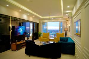 Μια τηλεόραση ή/και κέντρο ψυχαγωγίας στο The platinum penthouse infront of Centaurus