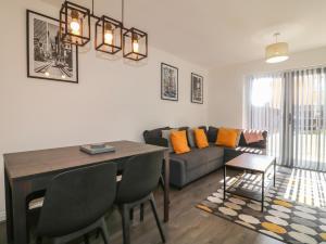 una sala de estar con una mesa y un sofá en 32 Moorland House, en Leicester