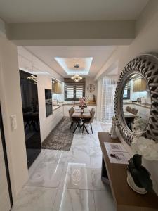 Kuchyň nebo kuchyňský kout v ubytování Royal Apartment