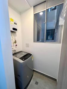 a laundry room with a washing machine and a window at Apartamento familiar en Santa Marta con vista al mar y la Sierra in Santa Marta