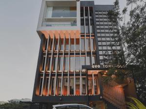 a building with a one tower hotel sign on it at Super Townhouse Spruce Hotels Bellandur in Bengaluru