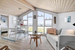 ein Wohnzimmer mit Sofa und Tisch in der Unterkunft SL261 Korsør - Svenstrup Strandvej 109 in Korsør