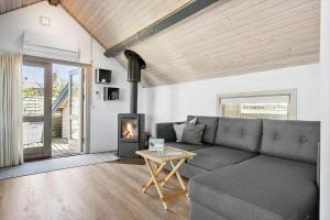 ein Wohnzimmer mit Couch und Kamin in der Unterkunft SL261 Korsør - Svenstrup Strandvej 109 in Korsør