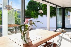 a dining room with a table with a cactus at Josy Lodge in Ferrel