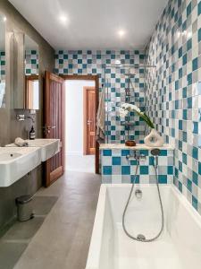 bagno con 2 lavandini e vasca di Josy Lodge a Ferrel