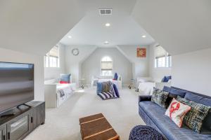 Χώρος καθιστικού στο Near Bethany Beach Resort-Style Home with Views
