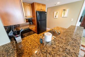 Η κουζίνα ή μικρή κουζίνα στο New Coastal Charm, Direct Oceanfront Views, Pools!