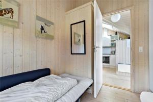 una camera con un letto e una porta per una cucina di SL264-Slagelse-Birkevej-39 a Slagelse