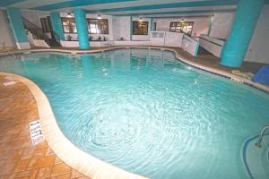 Πισίνα στο ή κοντά στο New Coastal Charm, Direct Oceanfront Views, Pools!