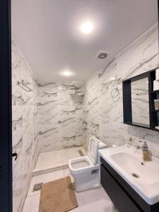 Un baño blanco con inodoro y lavabo. en Fun Camp Wadi Rum, en Wadi Rum