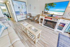 TV a/nebo společenská místnost v ubytování New Direct Oceanfront at Sandcastle South Pools!