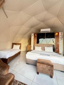1 dormitorio con 2 camas en una tienda de campaña en Fun Camp Wadi Rum, en Wadi Rum
