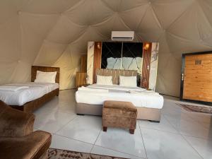 1 dormitorio con 2 camas en una tienda de campaña en Fun Camp Wadi Rum, en Wadi Rum 36 fotos más