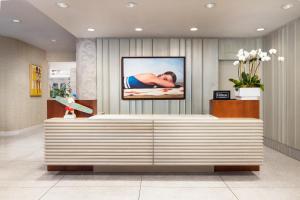 una sala d'attesa di un ospedale con un quadro sul muro di Hotel Continental Miami Beach, Tapestry Collection by Hilton a Miami Beach Altre 49 foto