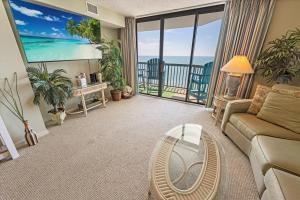 Μια τηλεόραση ή/και κέντρο ψυχαγωγίας στο New 4BR Ocean Bay Club - Pools, Oceanview Condo!