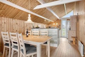 une salle à manger avec une table et des chaises en bois dans l'établissement SL308-Slagelse-Jarlsvej-23, à Slagelse 26 autres photos