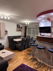 a room with a bar with chairs and a table at Apartament cu o cameră și living in Alba Iulia
