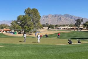 - un groupe de personnes jouant au golf sur un parcours dans l'établissement Solstice Sanctuary, à Tucson