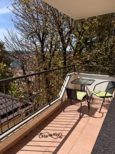 a patio with a table and chairs on a balcony at Beauty Room Apartman in Prnjavor