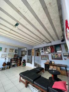 a living room with a couch and a ceiling at Dois quartos em República Estudantil in Ouro Preto