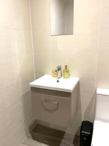 ห้องน้ำของ Cozy Heights 2 Bed With Juliet Balcony and Free Secure Parking +9 ภาพ