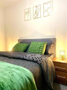 เตียงในห้องที่ Cozy Heights 2 Bed With Juliet Balcony and Free Secure Parking