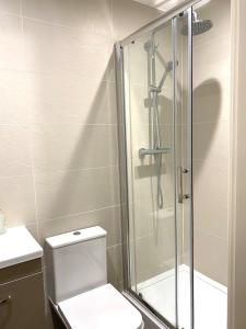 ห้องน้ำของ Cozy Heights 2 Bed With Juliet Balcony and Free Secure Parking