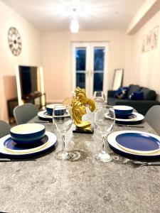 พื้นที่นั่งเล่นของ Cozy Heights 2 Bed With Juliet Balcony and Free Secure Parking