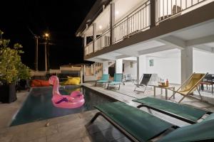 una piscina con un flamenco rosa en una casa en Villa Nayah, en Sainte-Luce