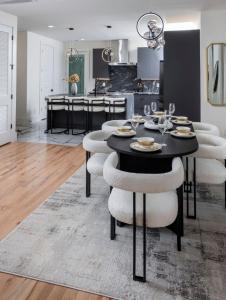 Η κουζίνα ή μικρή κουζίνα στο NEW Luxury home with Rooftop Heated Pool-Sleeps 12