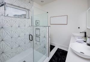 Ένα μπάνιο στο Large Groups - 2mi from Downtown - Sleeps 24 +56 φωτογραφίες